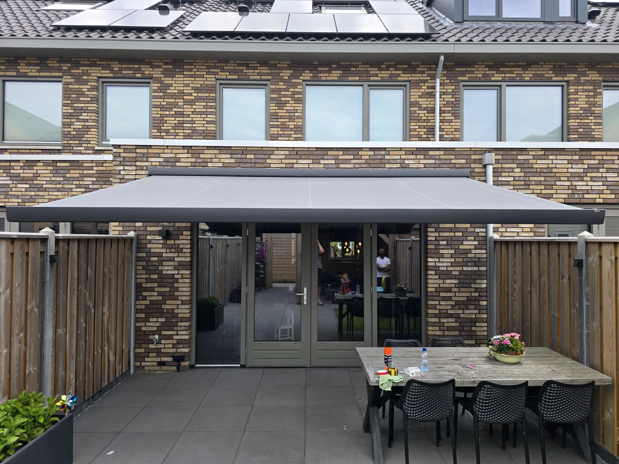 Knikarmscherm licht grijs achtertuin