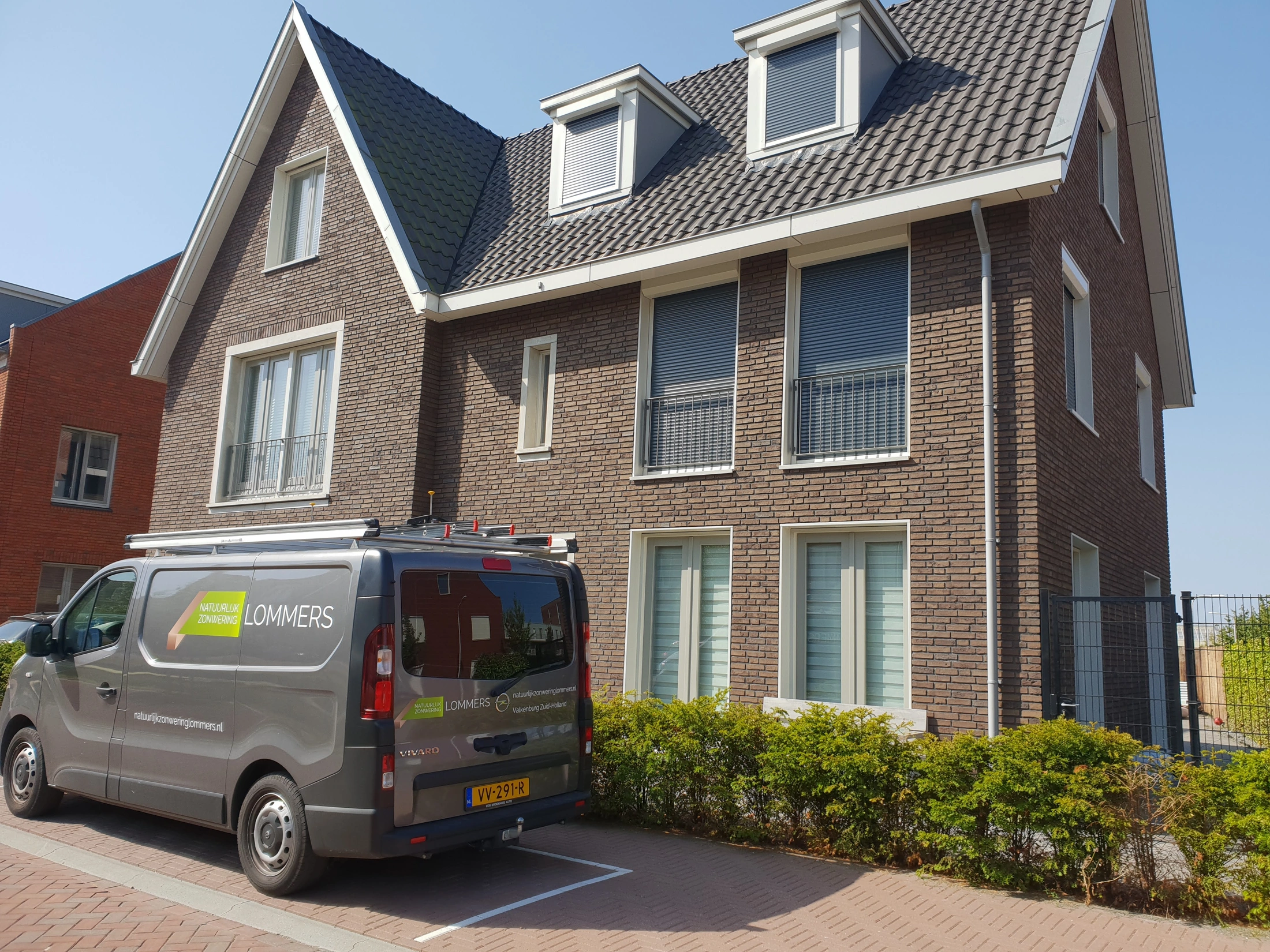 Rolluik wit – antraciet achterzijde woning (2)