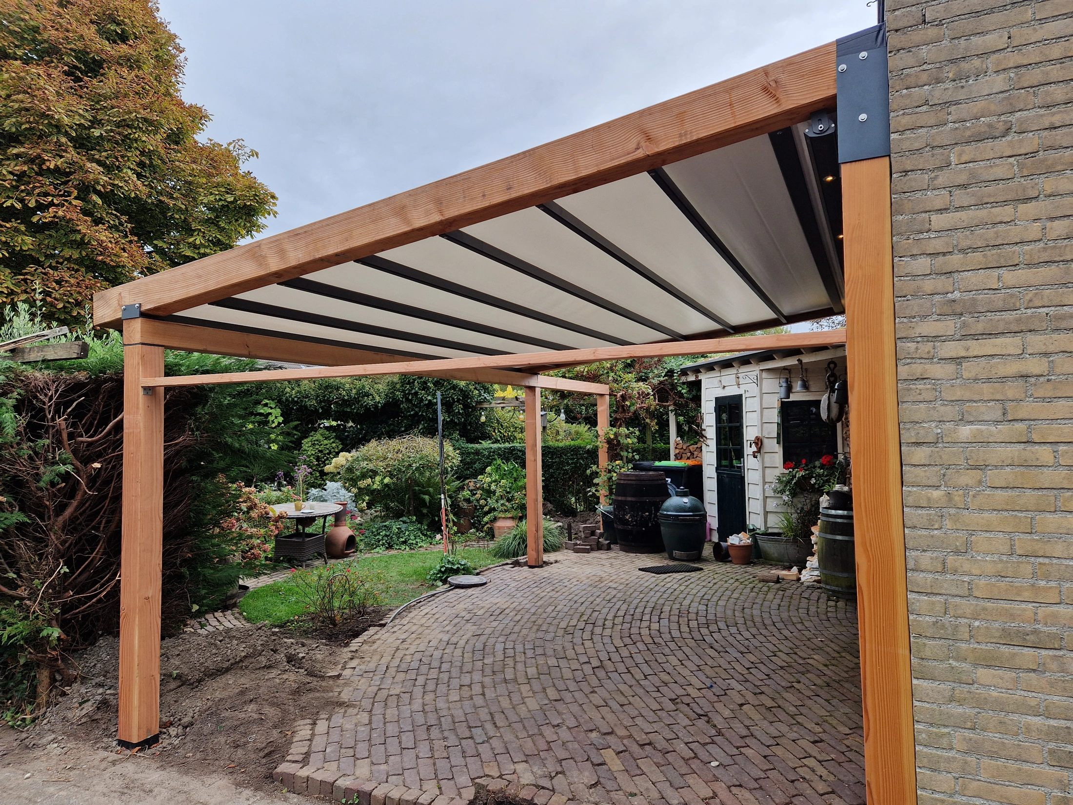 Verandazonwering Houten Pergola vouwdoek en verlichting