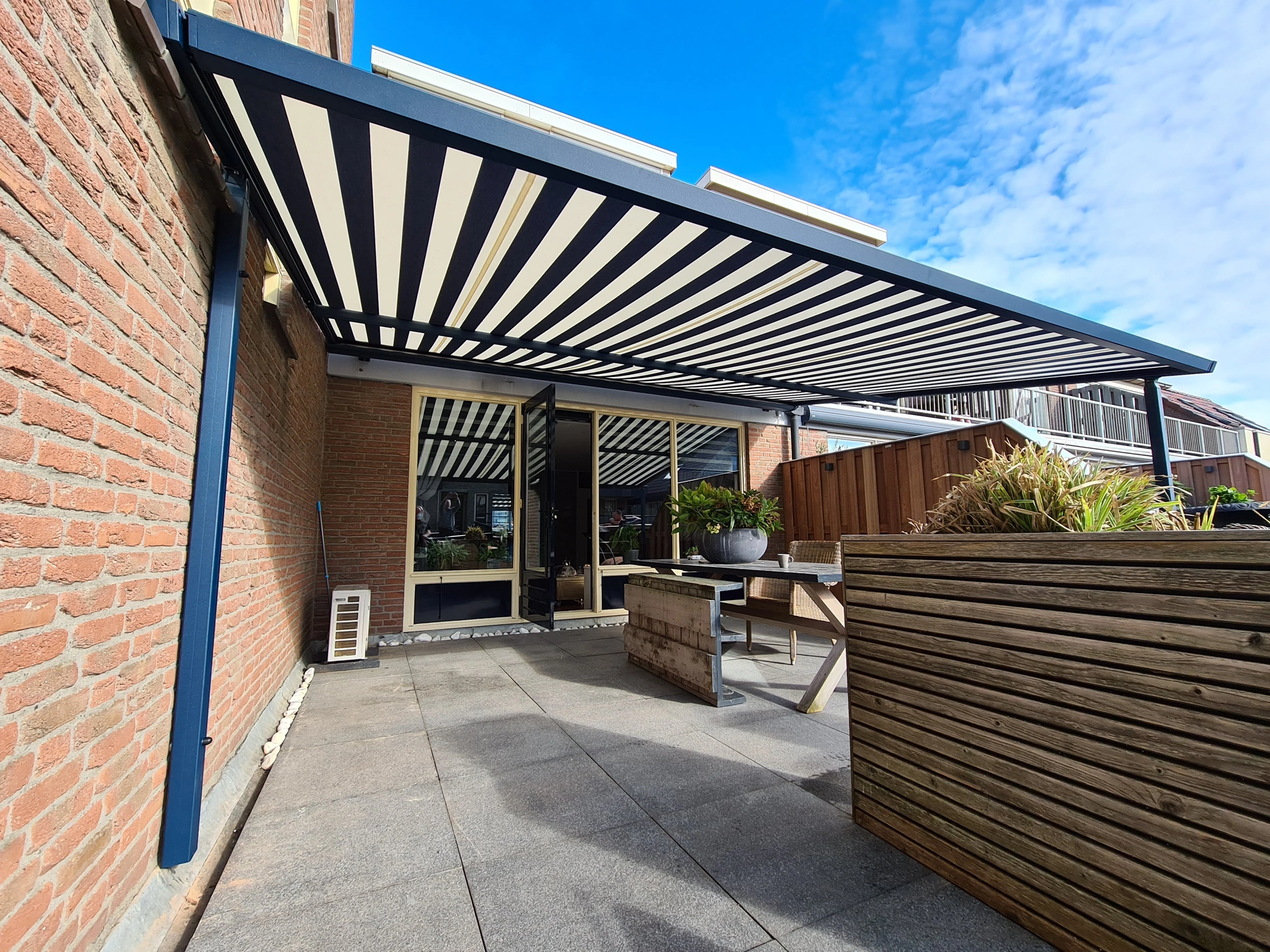 Verandazonwering Pergola wit-zwart